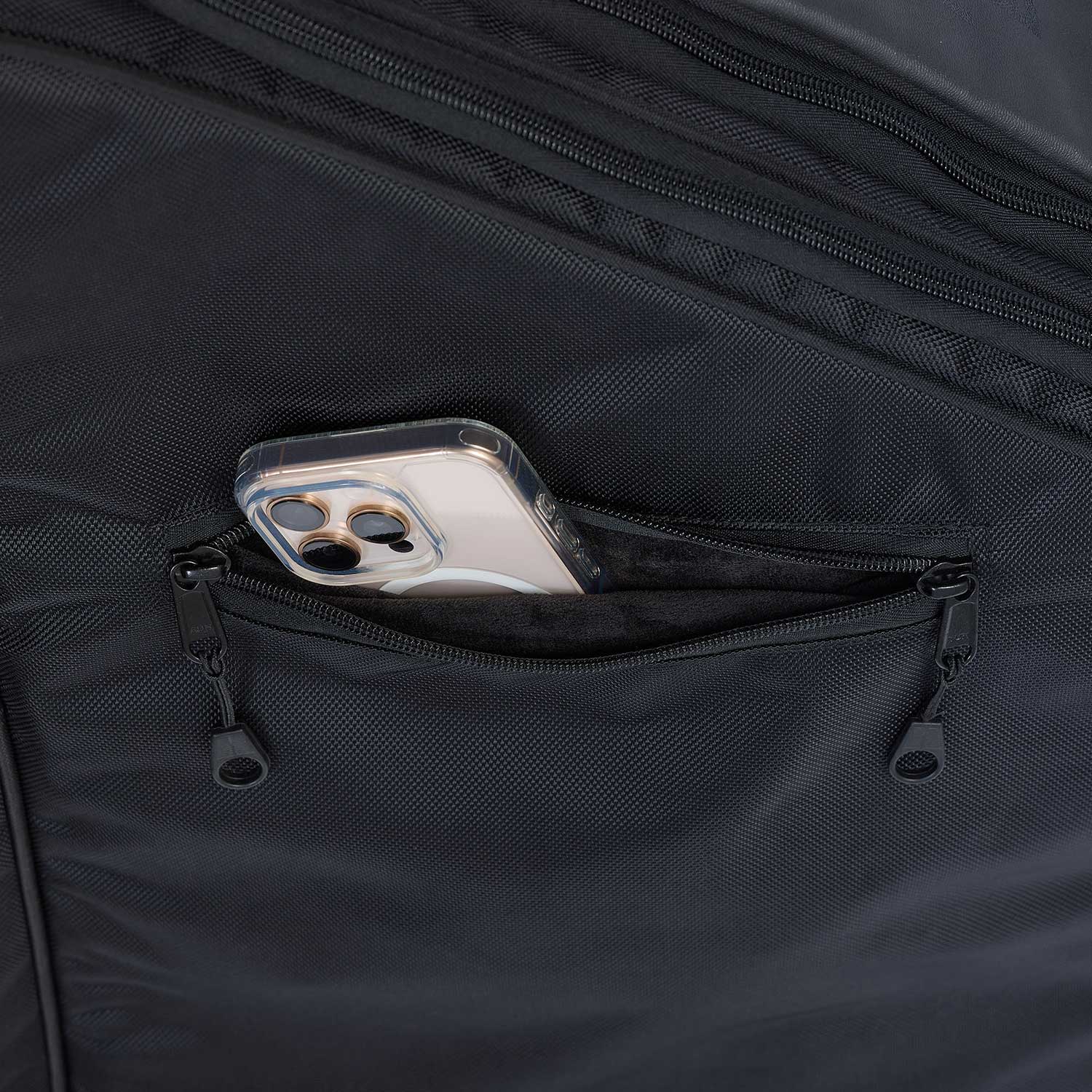 Velour-lined valuables pocket on the GM Players Edition Duffle for phone, keys and wallet