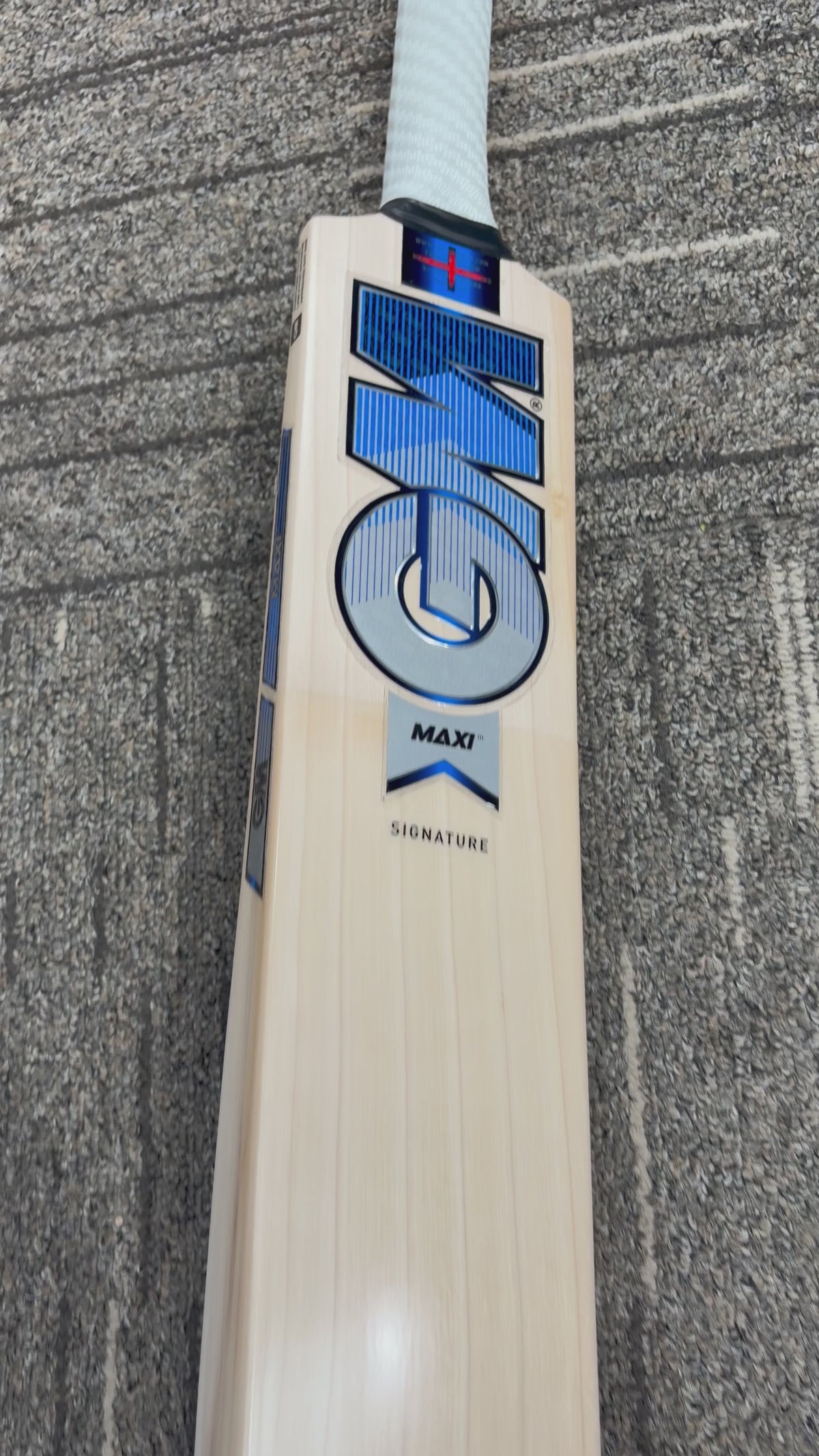 Load video: GM Maxi Signature English Willow Cricket Bat (2026) – L540 Low-Swell Power Bat for Big Hitters