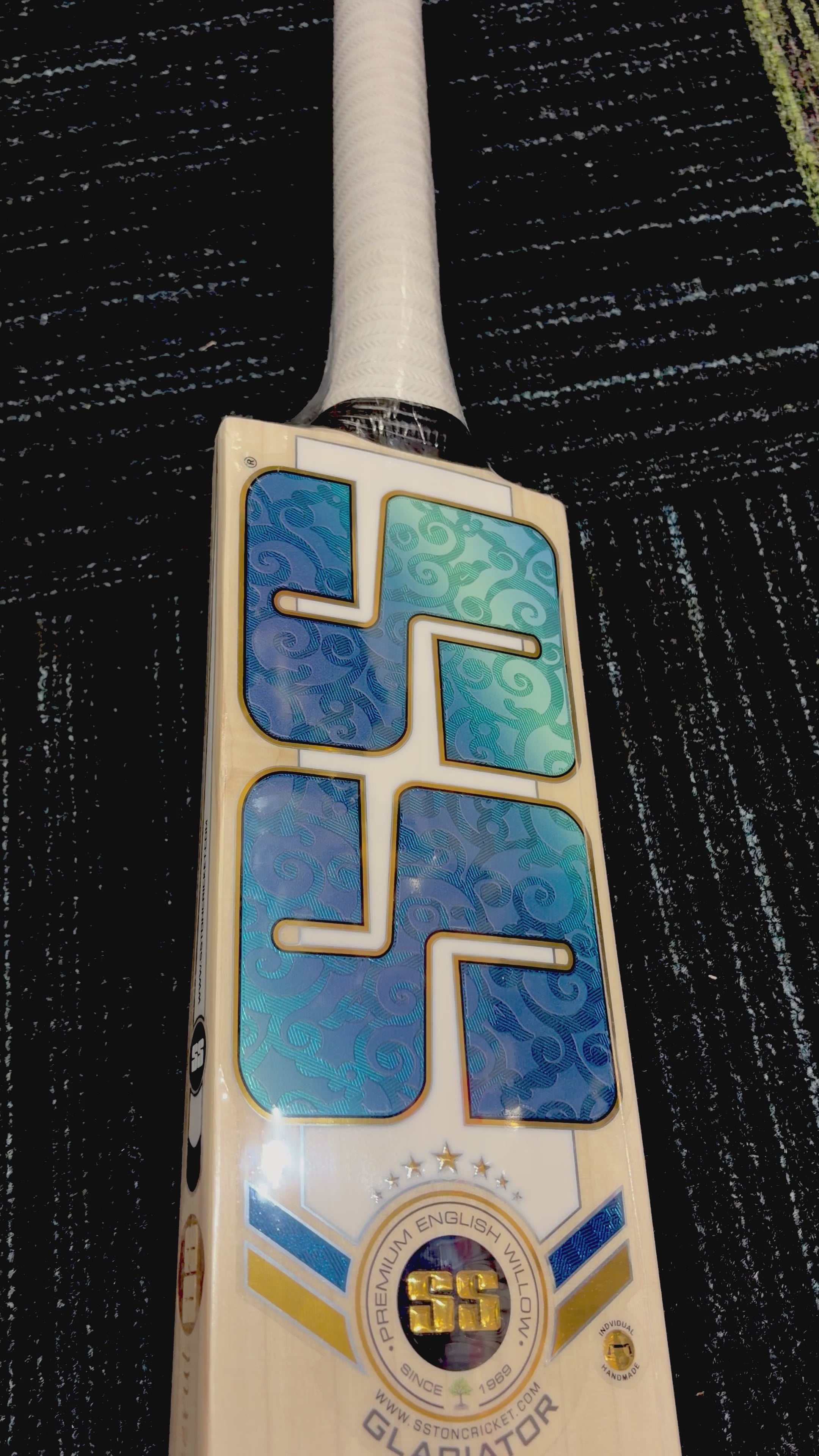 Load video: SS - GLADIATOR BLUE Players Edition Cricket Bat - SH